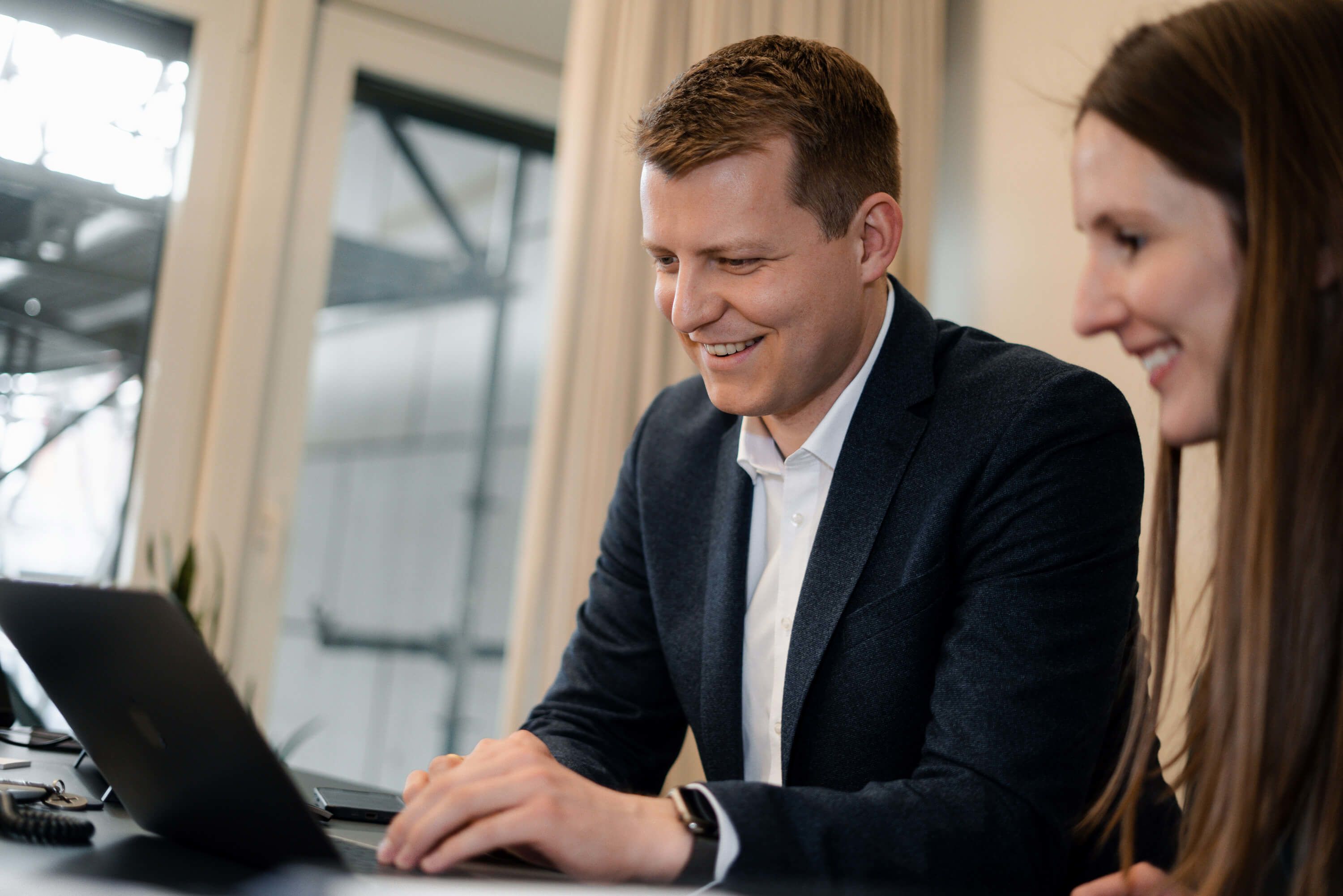 Henning Höne mit Mitarbeiterin im Büro