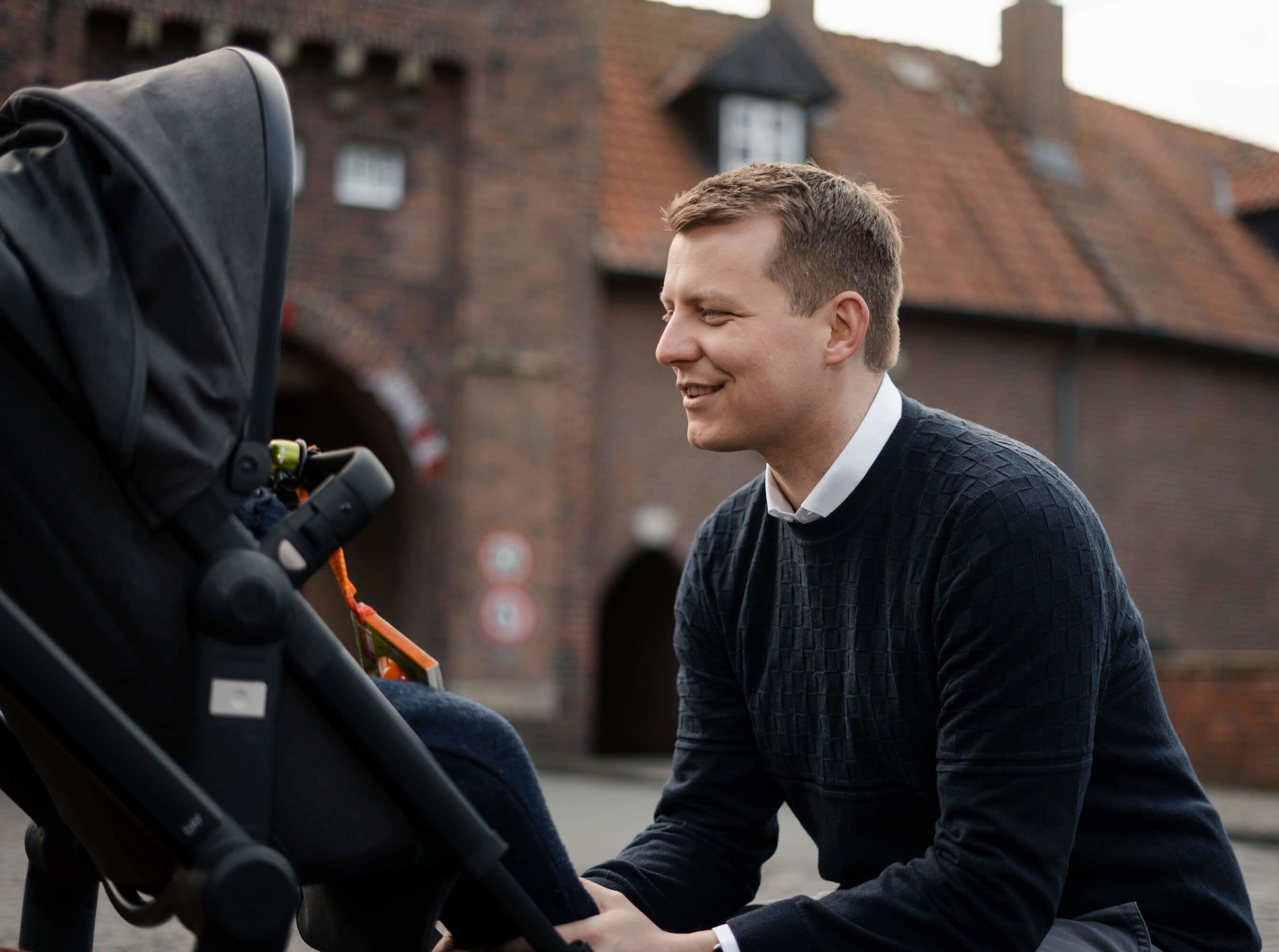 Henning Höne mit Kinderwagen